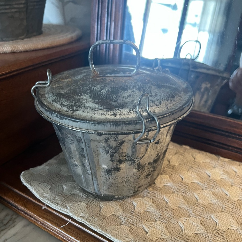 NO BRAND *Vintage Pudding/Gelatin Fluted Aluminum Mold  with Locking Lid Antique